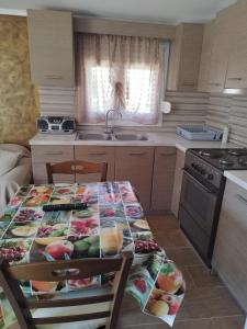 - une cuisine avec une table et des fruits dans l'établissement ΚΛΕΟΠΑΤΡΑ, à Sfendámion