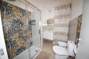 Et badeværelse på Maralbé Guest House + 8 billeder