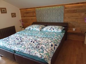 1 dormitorio con 1 cama con edredón azul y blanco en Ferienwohnung Mayrhofer, en Innerschwand