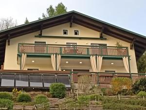 Casa grande con balcón en la parte superior. en Ferienwohnung Mayrhofer, en Innerschwand