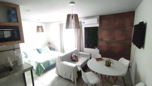 een kleine kamer met een bed en een tafel en stoelen bij Departamento en Ruta del Vino*4m Bodegas López*Maipú in Maipú