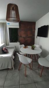 een woonkamer met 2 tafels en een bank bij Departamento en Ruta del Vino*4m Bodegas López*Maipú in Maipú
