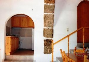 una cocina con un arco en una casa en Patsianos Traditional House, en Frangokastello