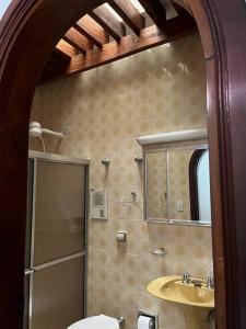 La salle de bains est pourvue d'une douche, de toilettes et d'un lavabo. dans l'établissement Casa 30 m da praia,condomínio Tenório, à Ubatuba