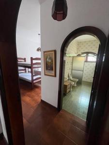 - un couloir avec une arche dans une maison dans l'établissement Casa 30 m da praia,condomínio Tenório, à Ubatuba