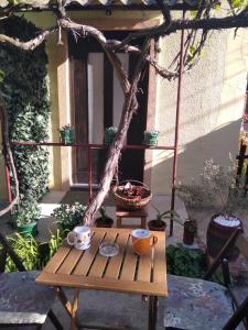 una mesa con tazas y una cesta en el patio en Jelka en Sremski Karlovci