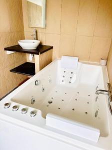 Photo de la galerie de l'établissement Ecrin balneo sauna à Thollon, à Thollon-les-Mémises