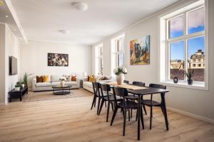 comedor y sala de estar con mesa y sillas en Allmenningen Apartments, en Bergen