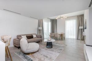 ein Wohnzimmer mit Couch und Tisch in der Unterkunft Luxury apartments at La Vie in Dubai
