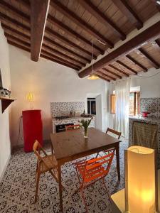 Kuchyň nebo kuchyňský kout v ubytování La dolce casa del polpo rosa