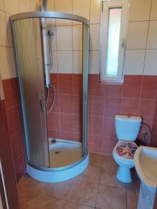 Ένα μπάνιο στο Domek w Miasteczku Portowym