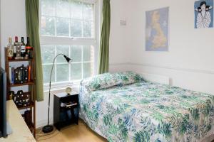 1 dormitorio con cama y ventana en Angel Newbery en Londres