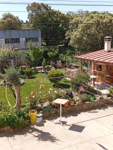 a garden with a table and many plants at Casa Talika in Fátima