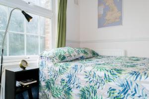 Un pat sau paturi într-o cameră la Angel Newbery
