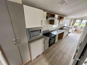 Dapur atau dapur kecil di Spacious Caravan with Ramp and Wet Room Haven Quay West New Quay Wales