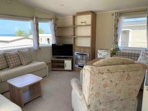 Ruang duduk di Spacious Caravan with Ramp and Wet Room Haven Quay West New Quay Wales