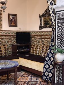 a living room with a couch and a tv at Casa Lucas in Tetouan