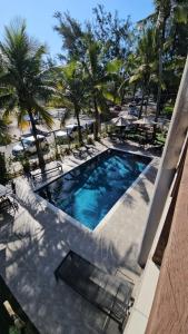 einen Blick über den Pool eines Resorts in der Unterkunft Surf'O Hostel in Rio de Janeiro