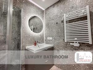 Phòng tắm tại Hidden Treasure Apartment Mainz - Old Town, Business & Wine Stay