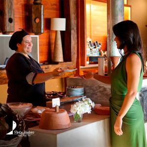 琵琶的住宿－彭塔馬德羅酒店，两名妇女站在厨房准备食物