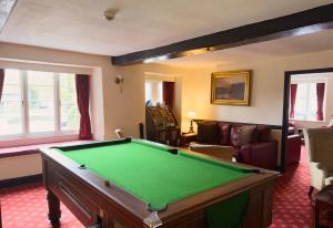 een woonkamer met een pooltafel bij Skelwith Bridge Hotel in Ambleside