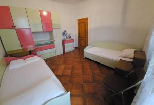 地拉那的住宿－Xhemi APARTAMENT，一间设有两张床和椅子的房间