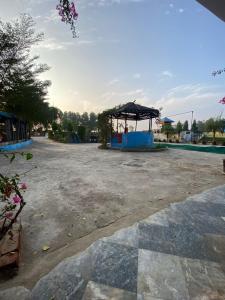 ein leerer Parkplatz mit Pavillon in der Unterkunft Akkas Farm House in Faisalabad