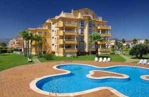 um grande edifício de apartamentos com uma grande piscina em Bogey by Oliva Nova em Oliva
