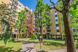 un condominio con alberi in un parco di Milano 3PAX WIFI- Via Tosi a Milano