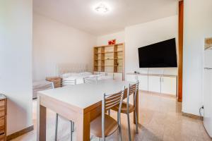 una cucina e una sala da pranzo con tavolo e sedie di Milano 3PAX WIFI- Via Tosi a Milano