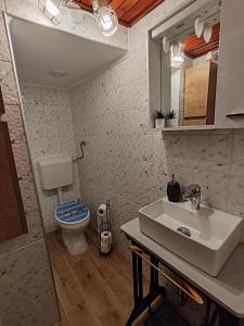 Kúpeľňa v ubytovaní Studio apartment Bertolina, 50m from sea + 7 fotografií