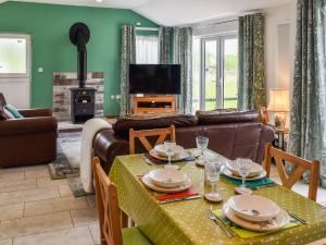 uma sala de estar com uma mesa e um sofá em Stable Cottage - Uk45134 em Barnby