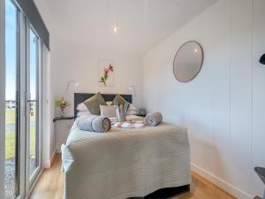 1 dormitorio con 1 cama grande y ventana grande en Galloway Coo - Uk46818, en Wigtown