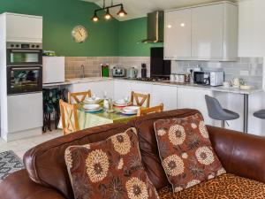 uma sala de estar com um sofá e uma mesa numa cozinha em Stable Cottage - Uk45134 em Barnby