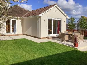 a backyard with a lawn and a house at Farmers Rest in Sutton