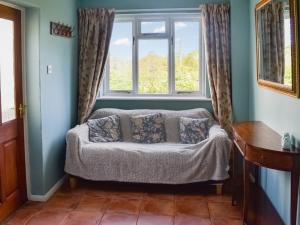 - un canapé dans une pièce avec fenêtre dans l'établissement Heath View, à Saxmundham