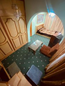 Abshar Heritage Villa في سريناغار: اطلالة علوية لغرفة نوم بها سرير وكرسي
