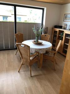 a dining room with a table and chairs at "Fewo-Ulla- 1" Ferienwohnung im EG in Dierhagen