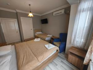 Ein Bett oder Betten in einem Zimmer der Unterkunft Tac Pansiyon