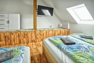 Postel nebo postele na pokoji v ubytování Penzion bazén víno sklep U Palečků + 37 fotografií
