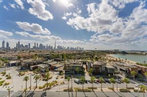 ドバイにあるHyatt Centric Jumeirah - King Room Sea View - UAEの海辺と建物のある街の空中を望む