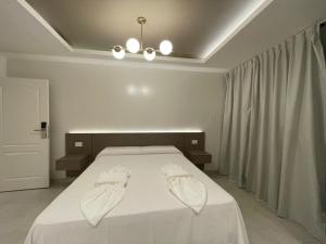 a bedroom with a bed with two towels on it at HOTEL & SPA JAMAX in Termas de Río Hondo