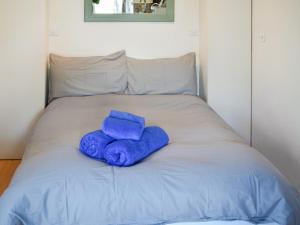 - un lit avec 2 oreillers bleus dans l'établissement Shangri-la De Dah, à Margate