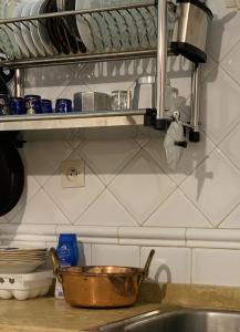 um lavatório de cozinha com uma tigela de cobre no balcão em Casa Lucas em Tetouan