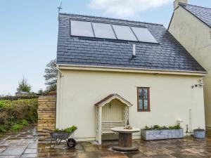 una casa con solarium sul tetto di Ty Ffair Mai Annexe a Llangwm-isaf