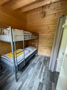 Łóżko lub łóżka w pokoju w obiekcie Camping Le Convivial