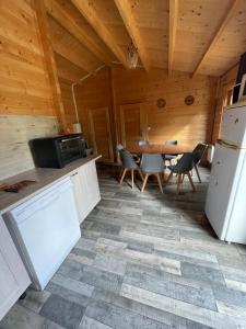 Kuchnia lub aneks kuchenny w obiekcie Camping Le Convivial