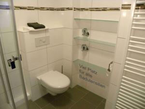 Et badeværelse på Ferienwohnung Little Poseidon + 11 billeder