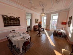 uma sala de jantar com uma mesa e cadeiras em Palacete da Real Companhia do Cacau - Royal Cocoa Palace em Montemor-o-Novo