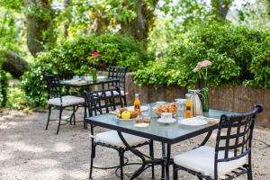 zwei schwarze Tische mit Essen darüber in der Unterkunft Château Mentone in Masseboeuf